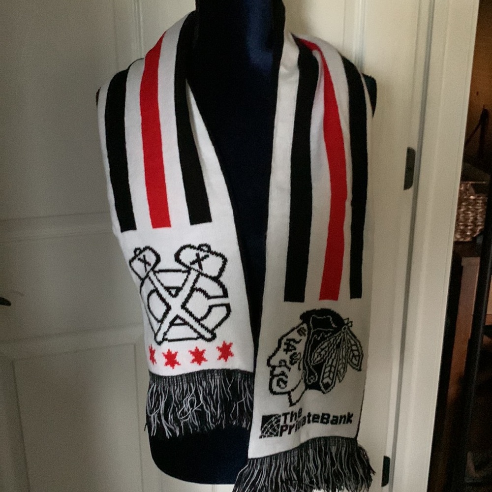 BLACKHAWKS SCARF - Picture 2 of 8
